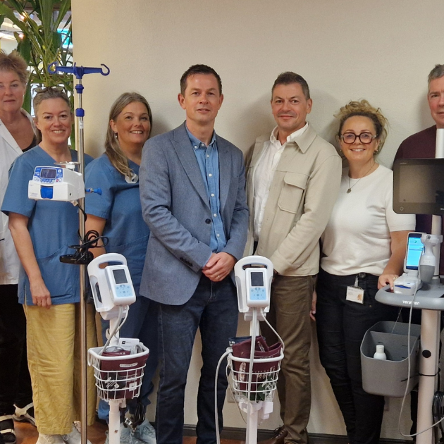 Á myndinni má sjá starfsfólk HSN ásamt Daníeli Borgþórssyni formanni stjórnar Styrktarfélags HSN í Þ…